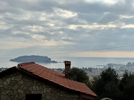 Grundstück von 389 m2 in einem der Bezirke Budva - Maine